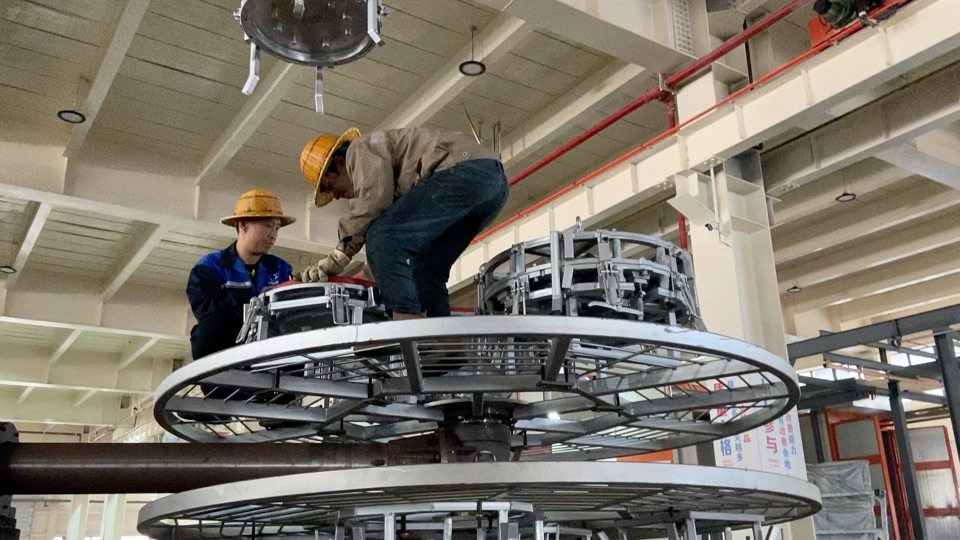 旭日新聞 | 旭日滾塑生產(chǎn)車間試?，F(xiàn)場