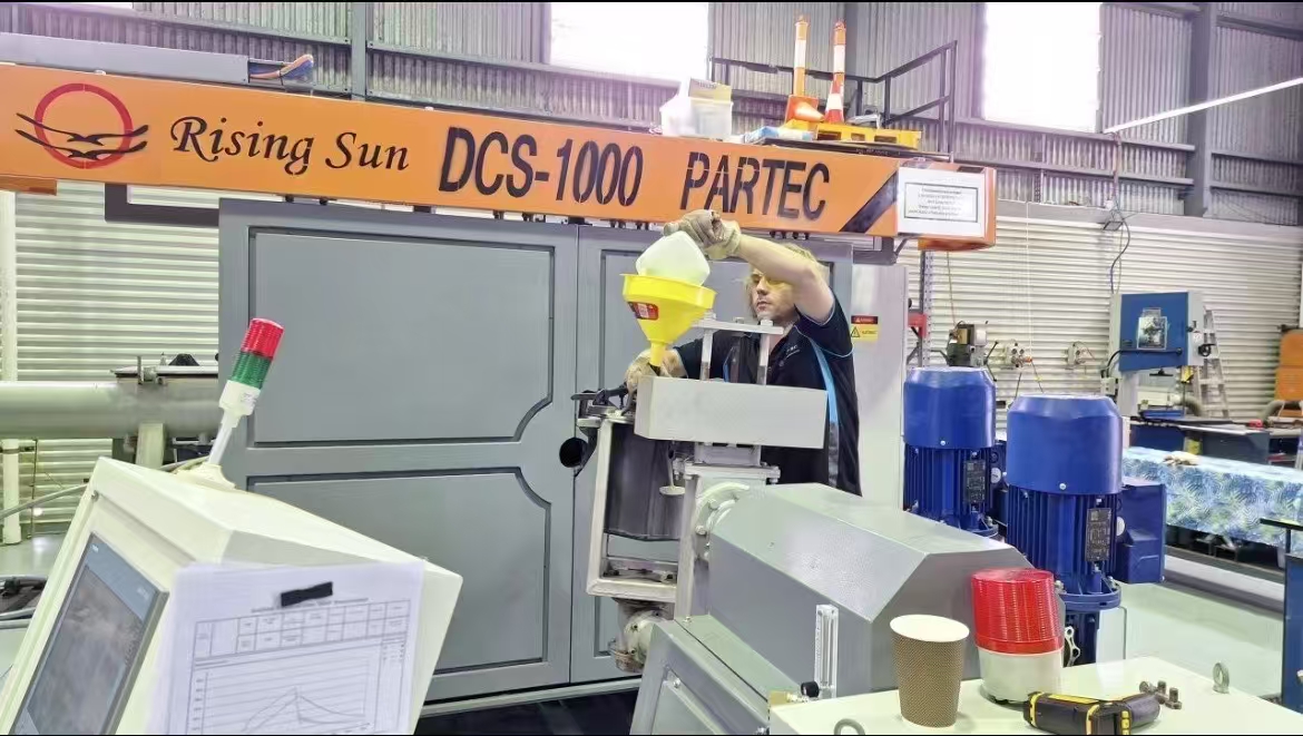 旭日新聞 | PARTEC技術(shù)團隊聯(lián)合澳洲知名滾塑企業(yè)現(xiàn)場演示旭日滾塑電加熱穿梭設(shè)備的智能化操作