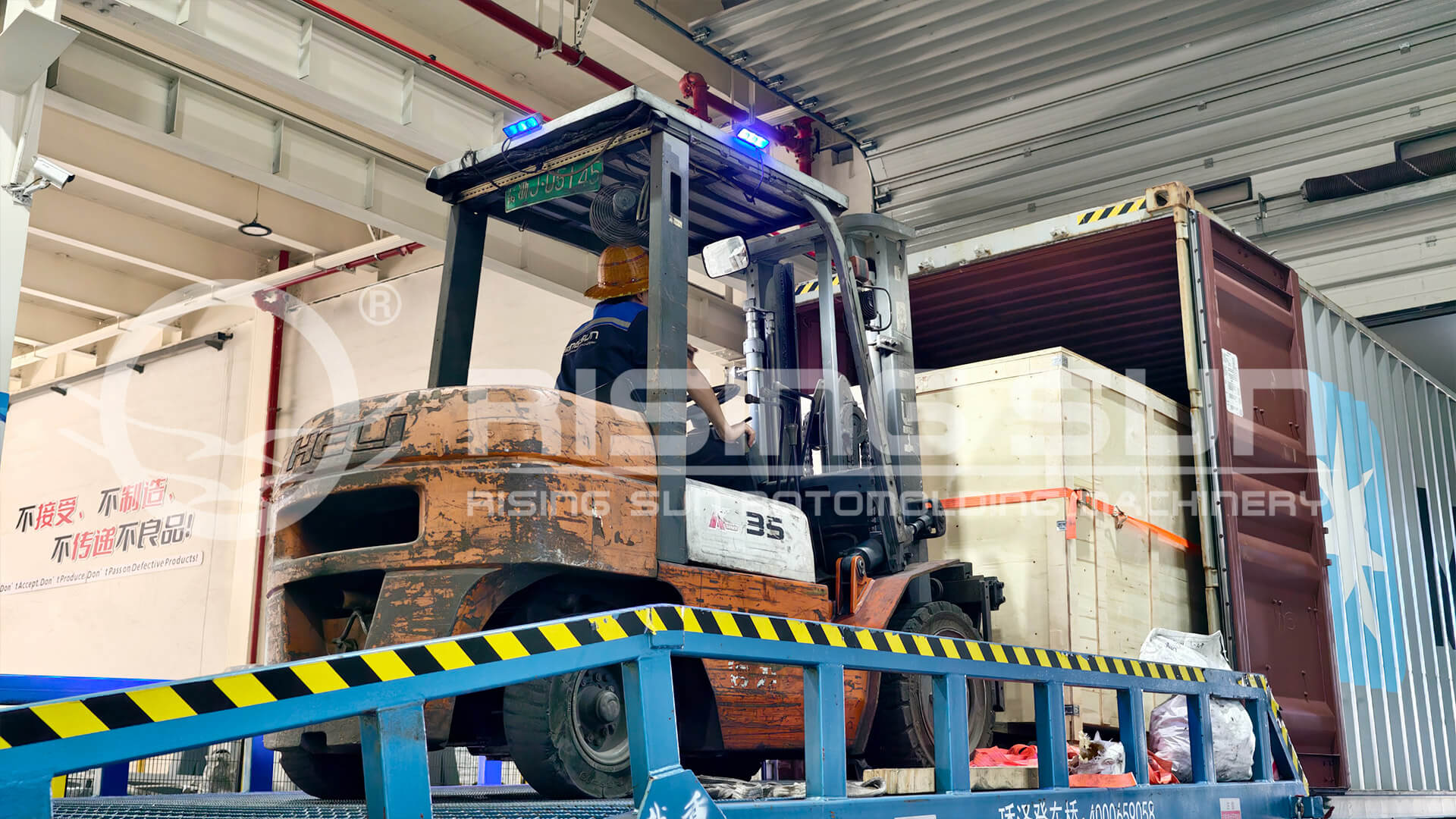 旭日日常 | 滾塑車(chē)間忙碌時(shí)，兩臺(tái)滾塑設(shè)備遠(yuǎn)赴南美洲